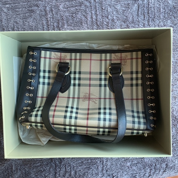 Classic Burberry Authentic Bag - Picture 3 of 15